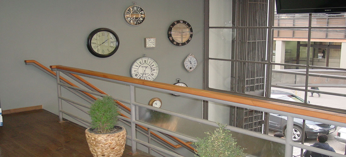Hall con relojes - Notaría Domínguez